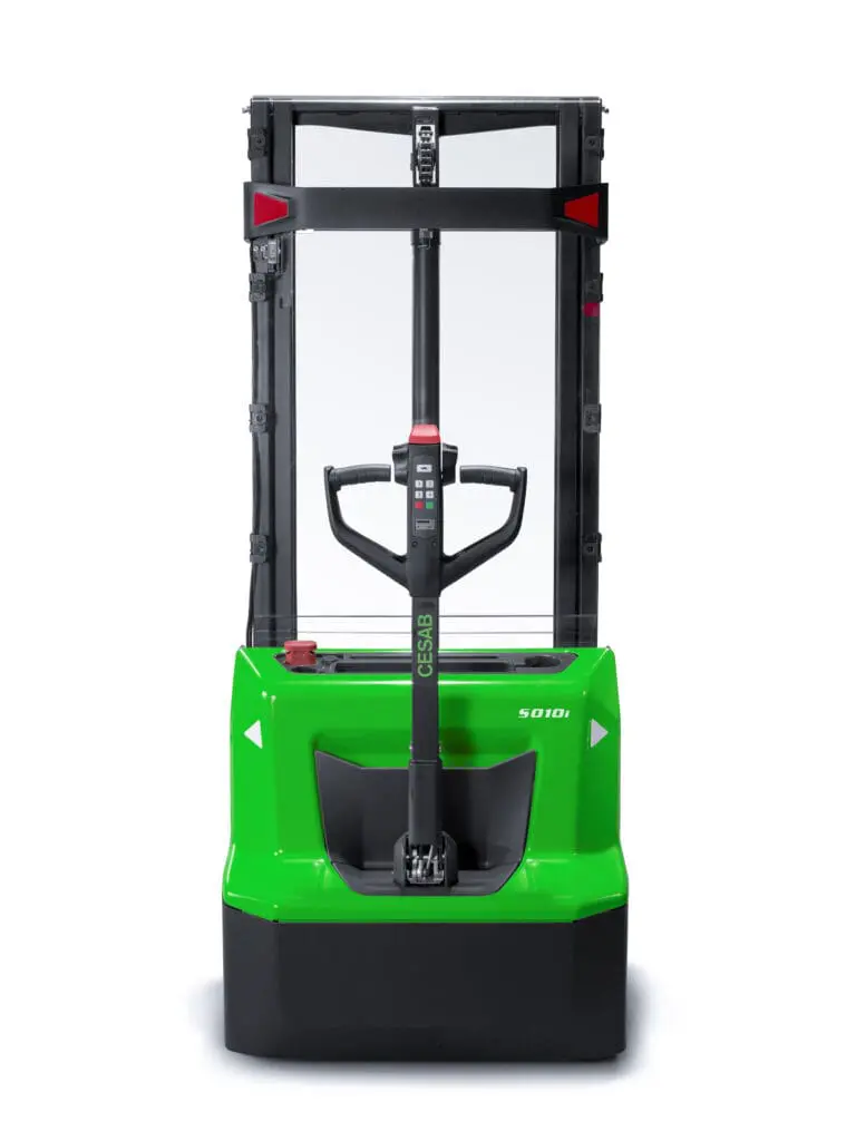 Driver on a green CESAB B213 forklift in a large industrial hall with heavy machinery. - Prince Maasdijk