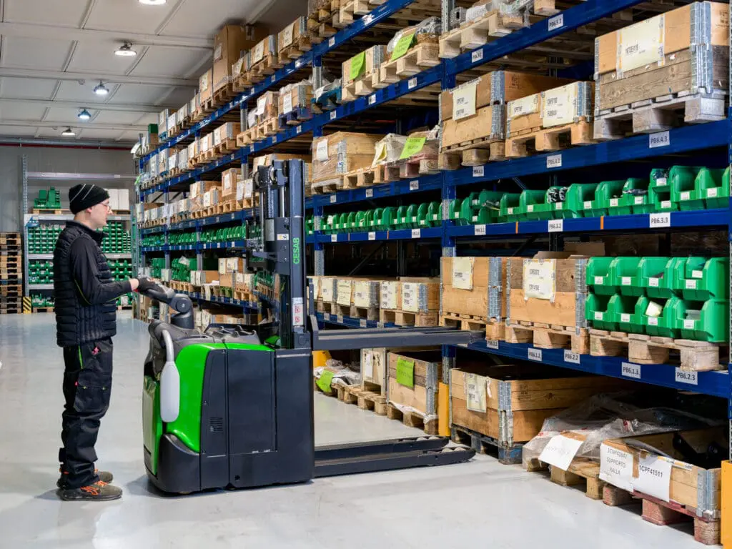 Warehouse employee operates CESAB S320DN electric stacker at racking in parts warehouse | Prins Maasdijk