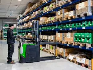 Warehouse employee operates CESAB S320DN electric stacker at racking in parts warehouse | Prins Maasdijk