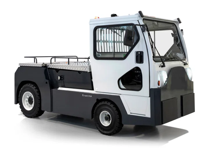 CESAB TE252 tractor - heavy model in logistics environment | Prins Maasdijk