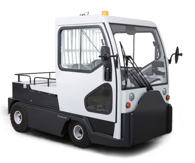 The CESAB TE152 electric tow tractor is a versatile solution for moving heavy loads within warehouses, production environments and logistics centers. Designed for continuous use, this tractor offers a good balance of power, maneuverability and comfort. With a towing capacity of up to 15,000 kg, the TE152 delivers reliable performance when transporting carts and flows of goods. Thanks to the seat control and stable 4-wheel construction, you work comfortably and in a controlled manner, even for longer distances and intensive use. The combination of electric drive and robust construction makes this tractor an efficient choice for material handling.