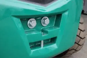Close-up of the towing hitch at the rear of the green Prince Bulldog electric forklift. - Prince Maasdijk