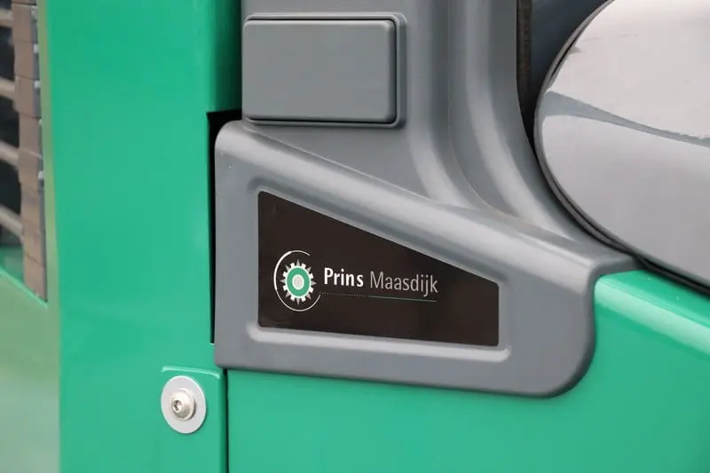 Close-up of the Prins Maasdijk logo on the green side of the Prins Panther XL-E forklift. - Prince Maasdijk