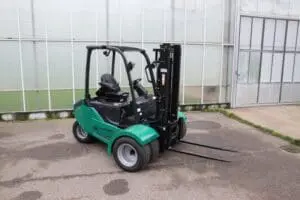 Green Prince Tiger XXL-E electric forklift outside in front of a greenhouse, right-rear view. - Prince Maasdijk