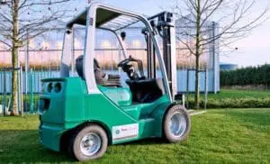 Green Prins Tiger L forklift from Prins Maasdijk Forklifts, rear-side view outside on a lawn. - Prince Maasdijk