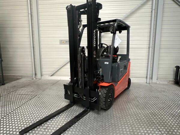 TOYOTA 9FBM25T - Forklift Electric
