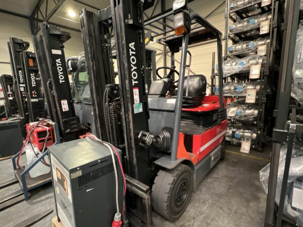 TOYOTA 7FBMF25 - Forklift Electric