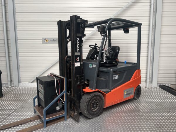 TOYOTA 8FBMT25 - Forklift Electric