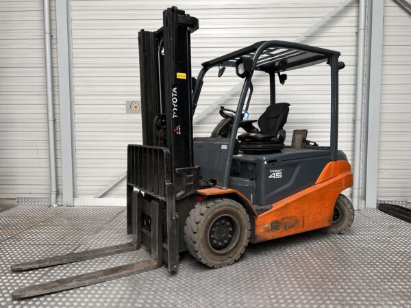 TOYOTA 8FBMT45 - Forklift Electric