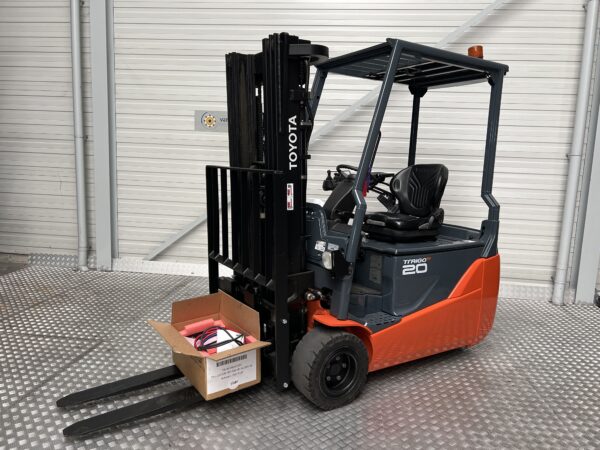 TOYOTA 8FBE20T - Forklift Electric