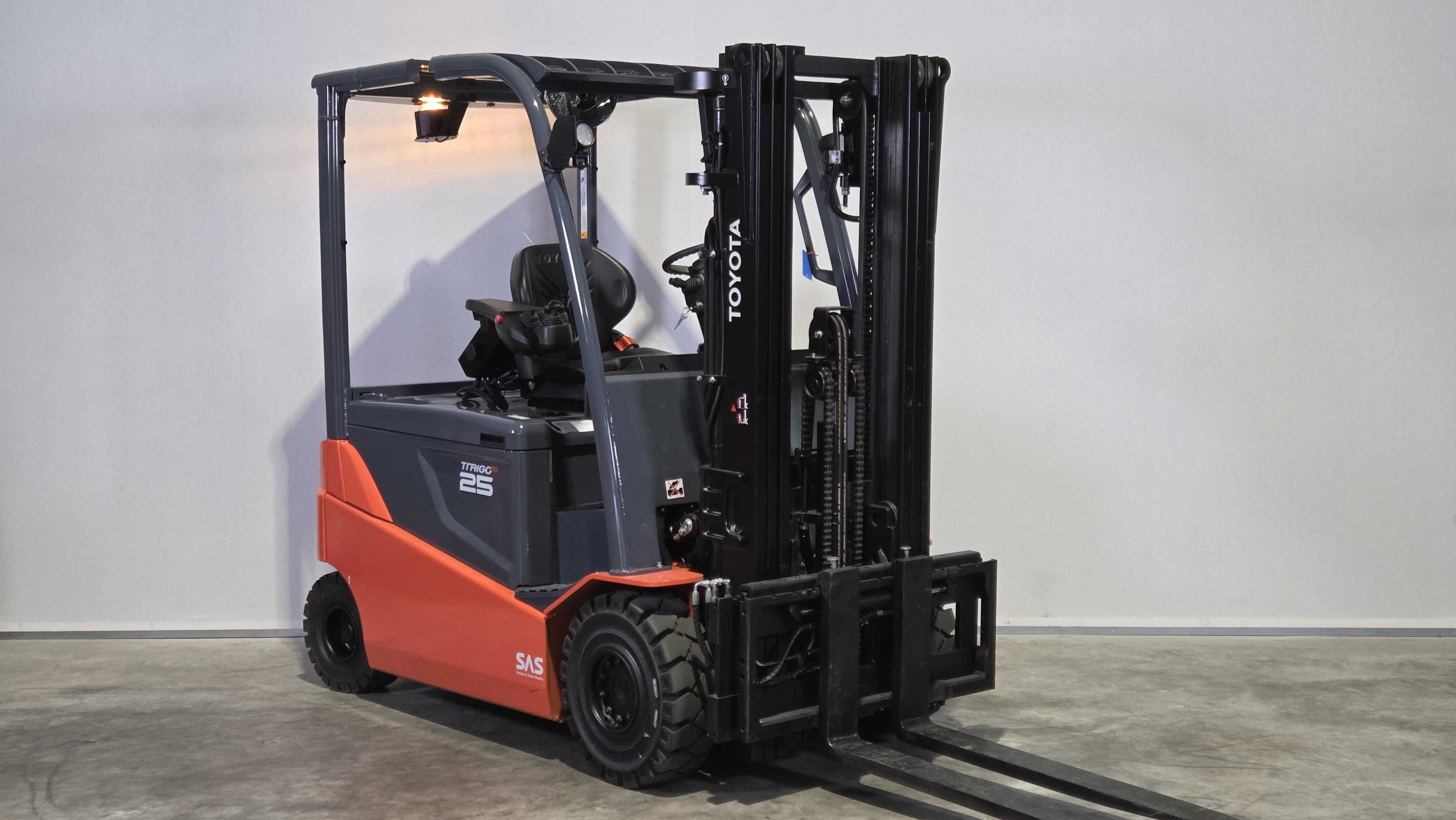 TOYOTA 8FBMT25 - Forklift Electric